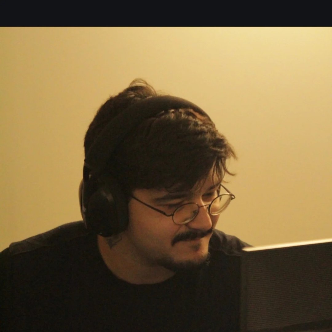 Andrey Santos trabalhando em frente ao computador